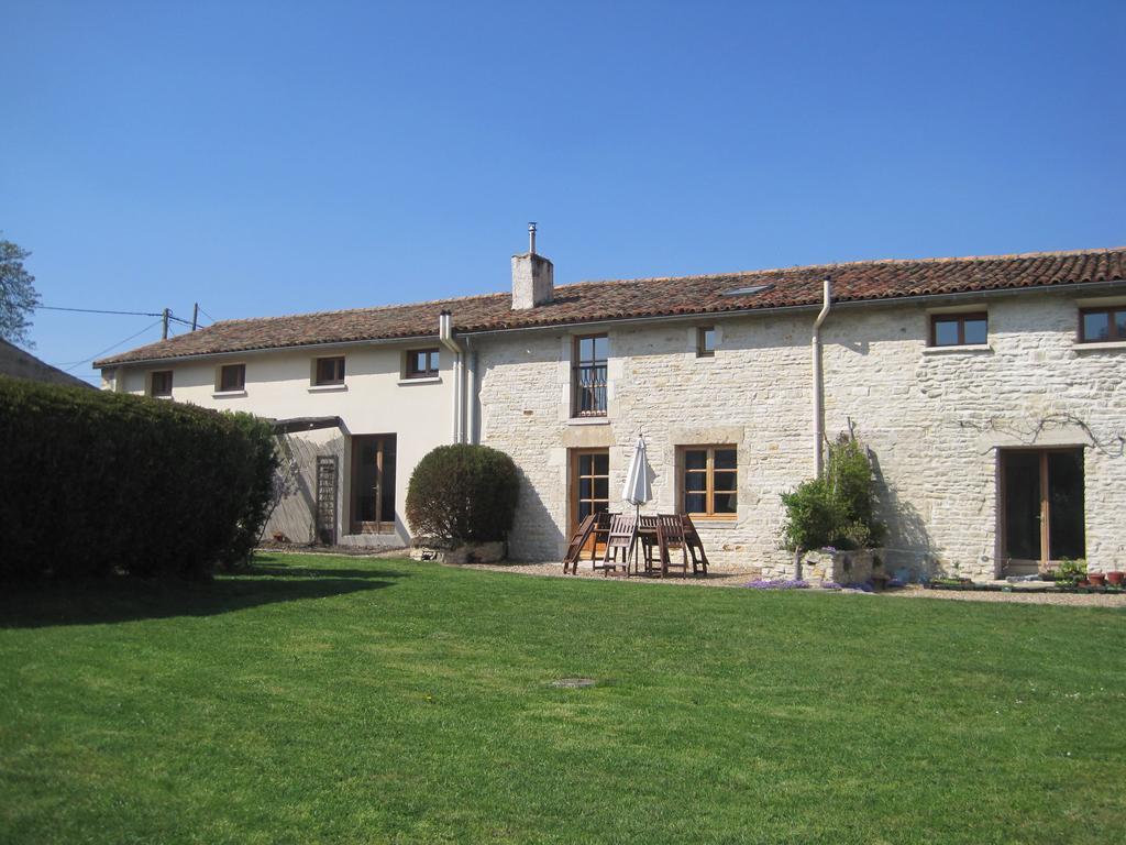 Chef-Boutonne Le Noisetier At Les Hiboux Gites חדר תמונה